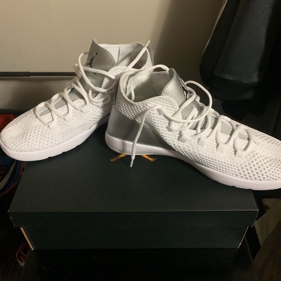 Jordan Reveal “Metallic Silver” - Picture 5 of 8